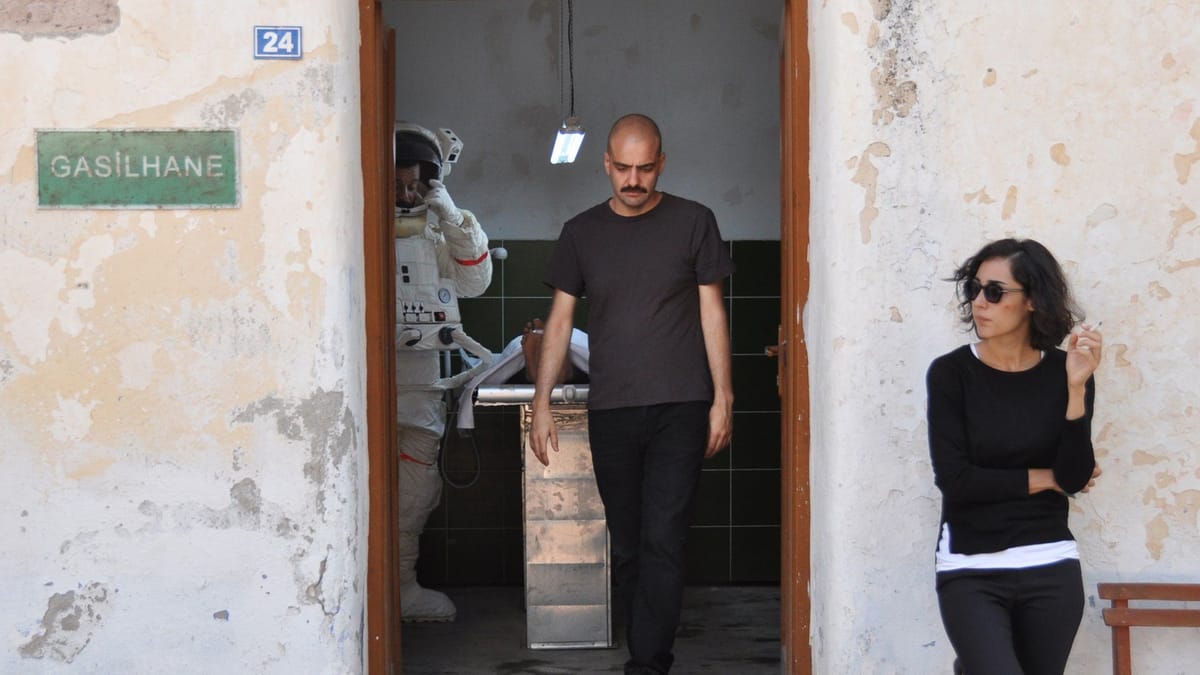 AUTEUR ELEŞTİRİ BAĞLAMINDA TOLGA KARAÇELİK SİNEMASI